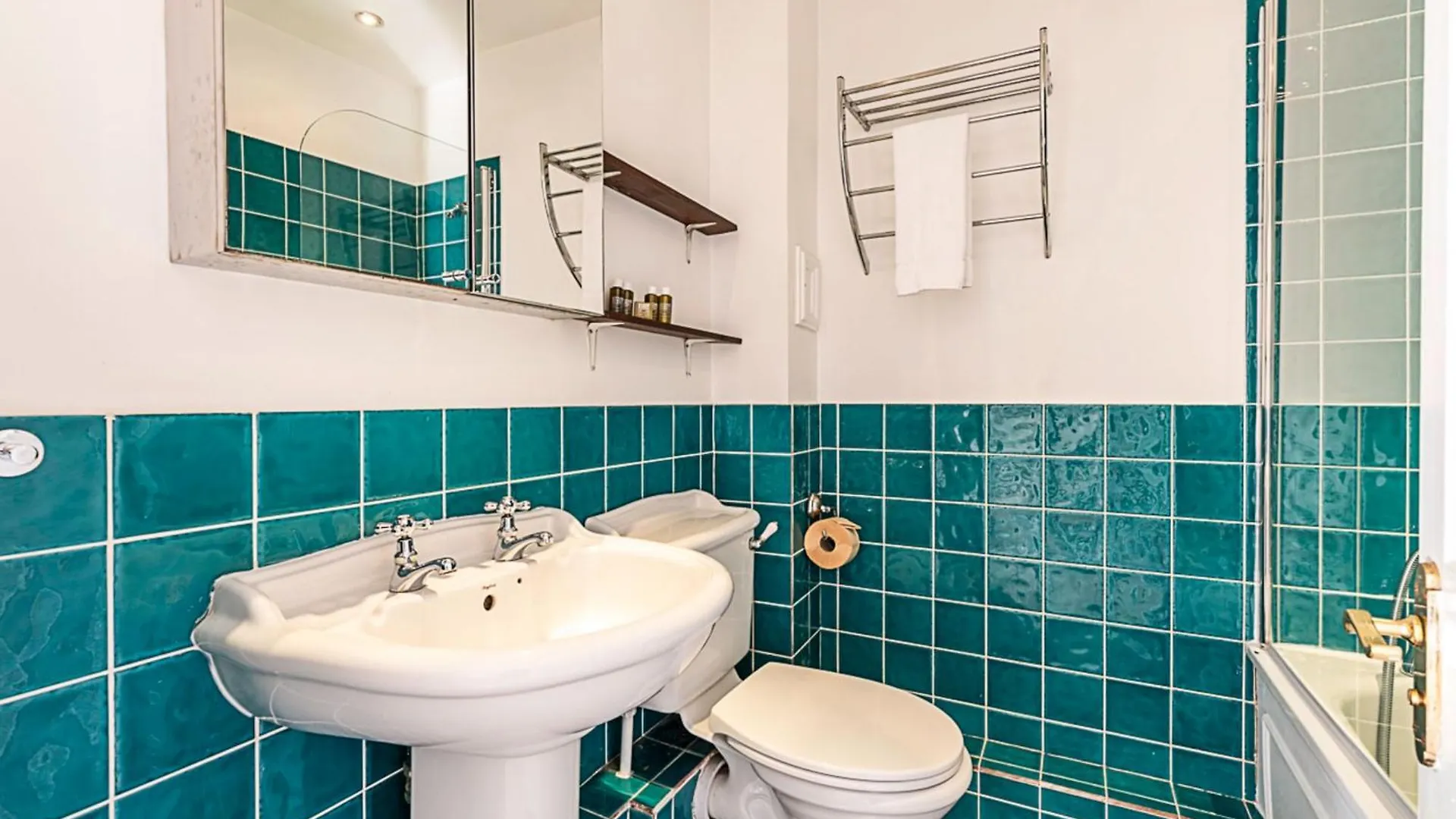 Converted Brewery Apartment With Terrace London
