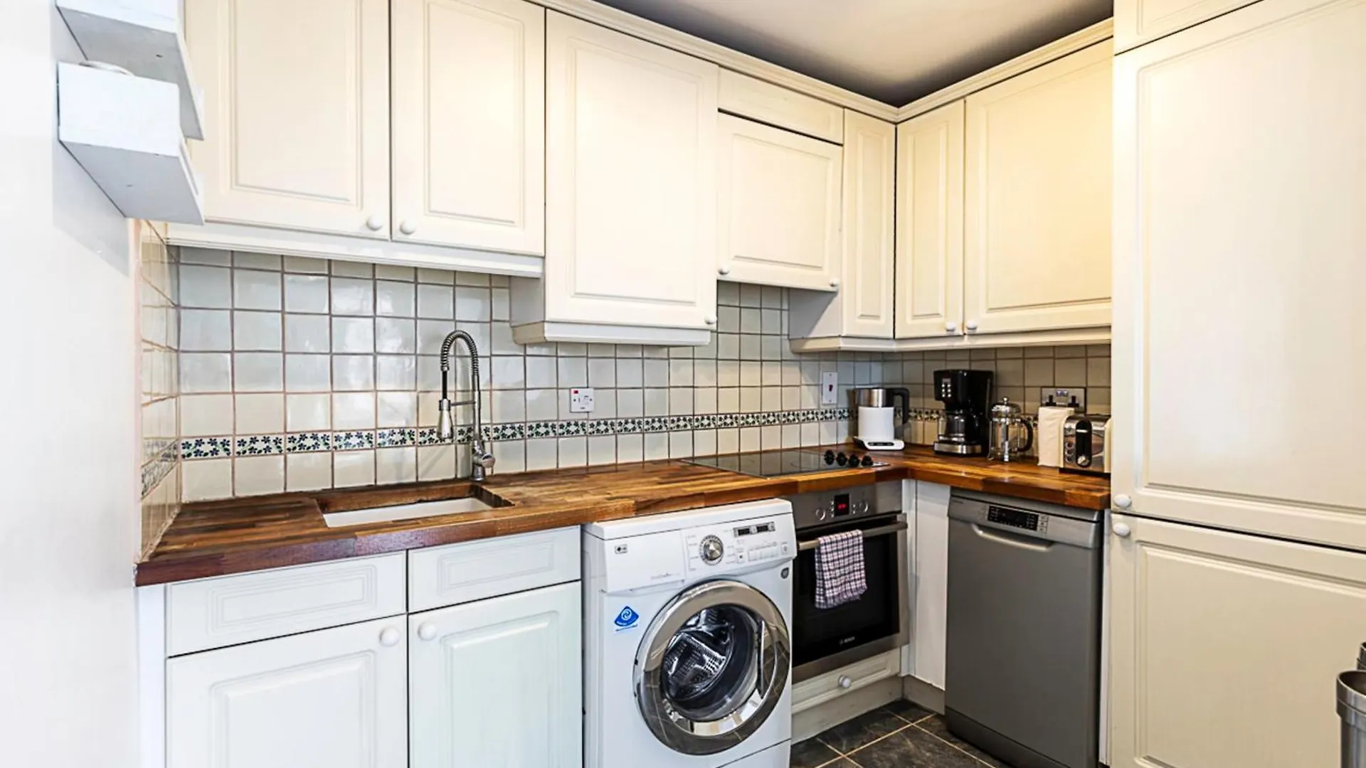 Converted Brewery Apartment With Terrace London