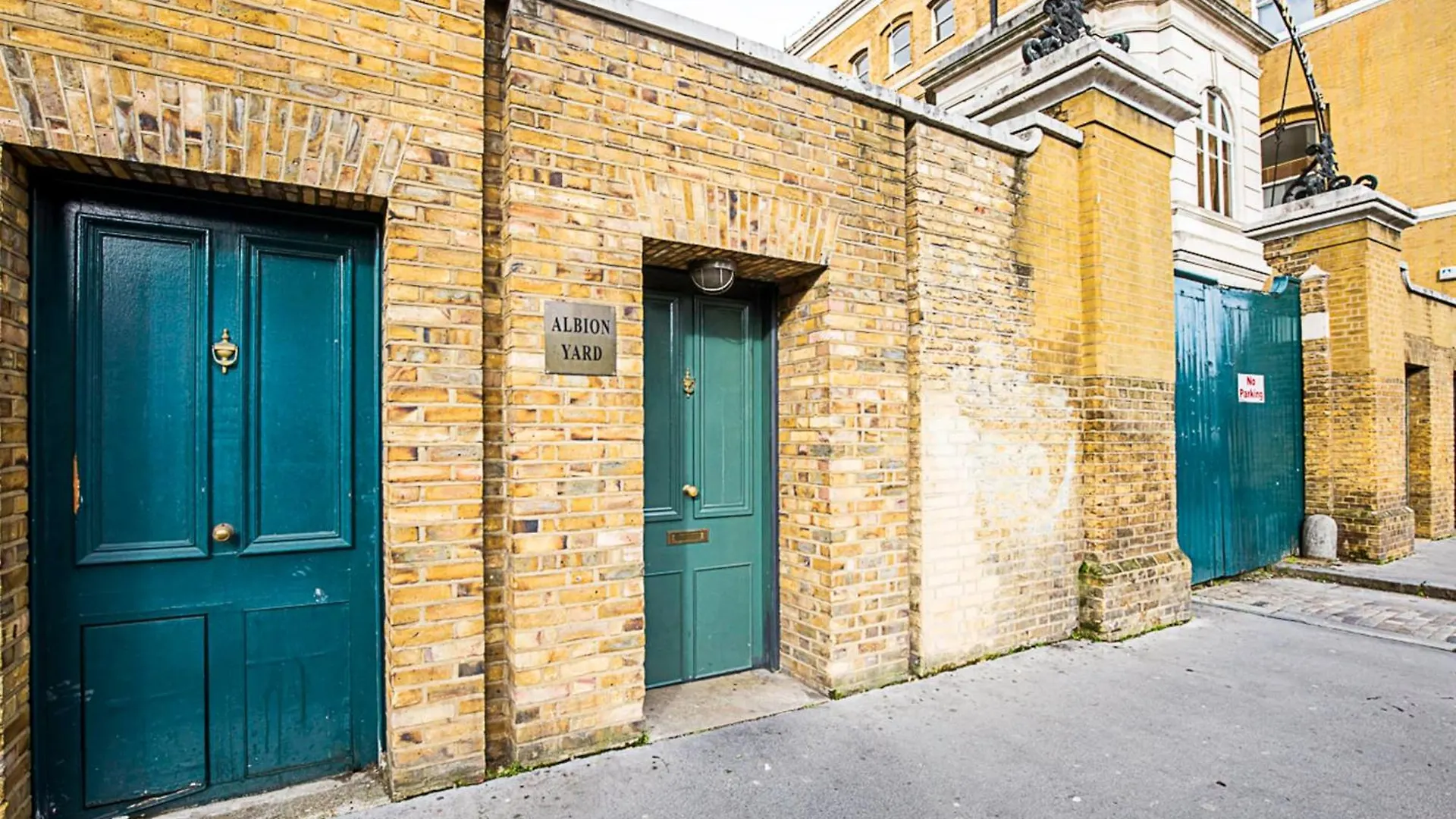 Converted Brewery Apartment With Terrace London